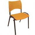 Cadeiras com assento e encosto injetados em polipropileno com formato anatmico.